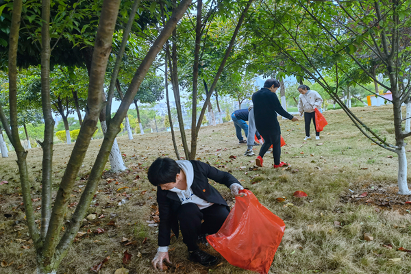 圖為撿垃圾現(xiàn)場(1)_副本