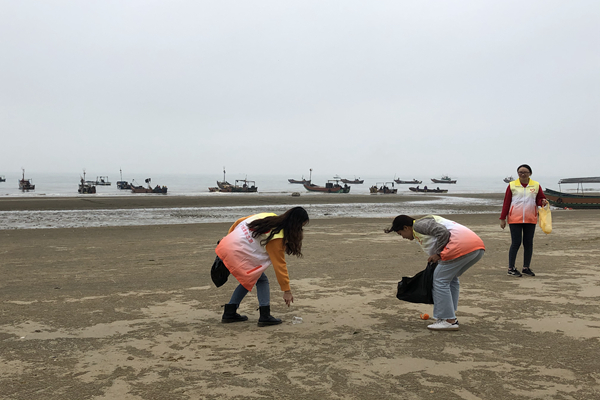 防城港分公司志愿者在金灘撿垃圾(1)_副本